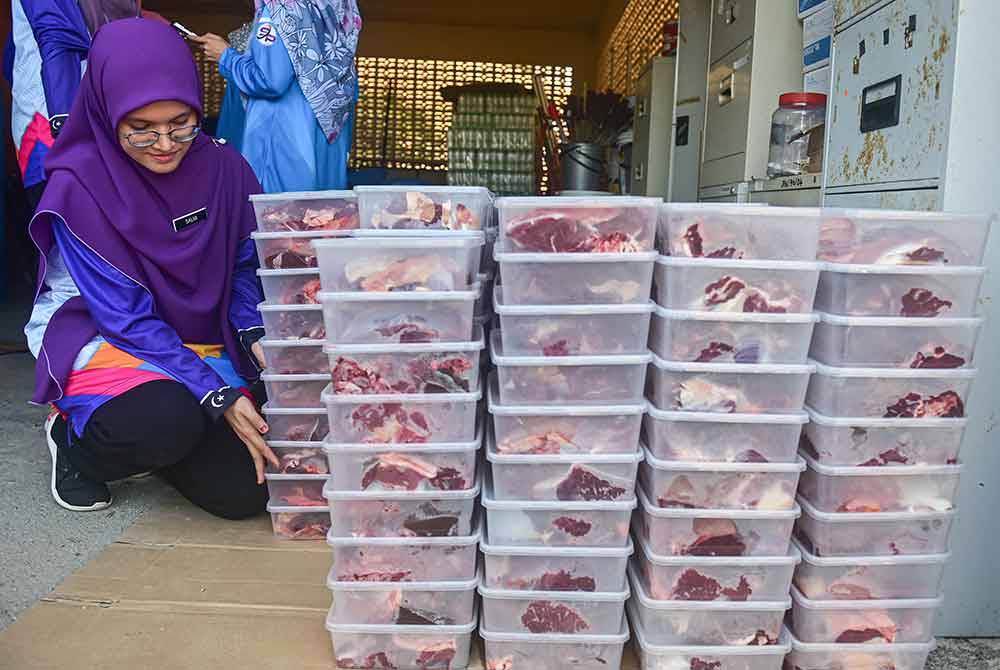 Daging lembu siap dilapah dibungkus untuk diagihkan kepada lebih 1,000 penerima termasuk penduduk di Pulau Redang.