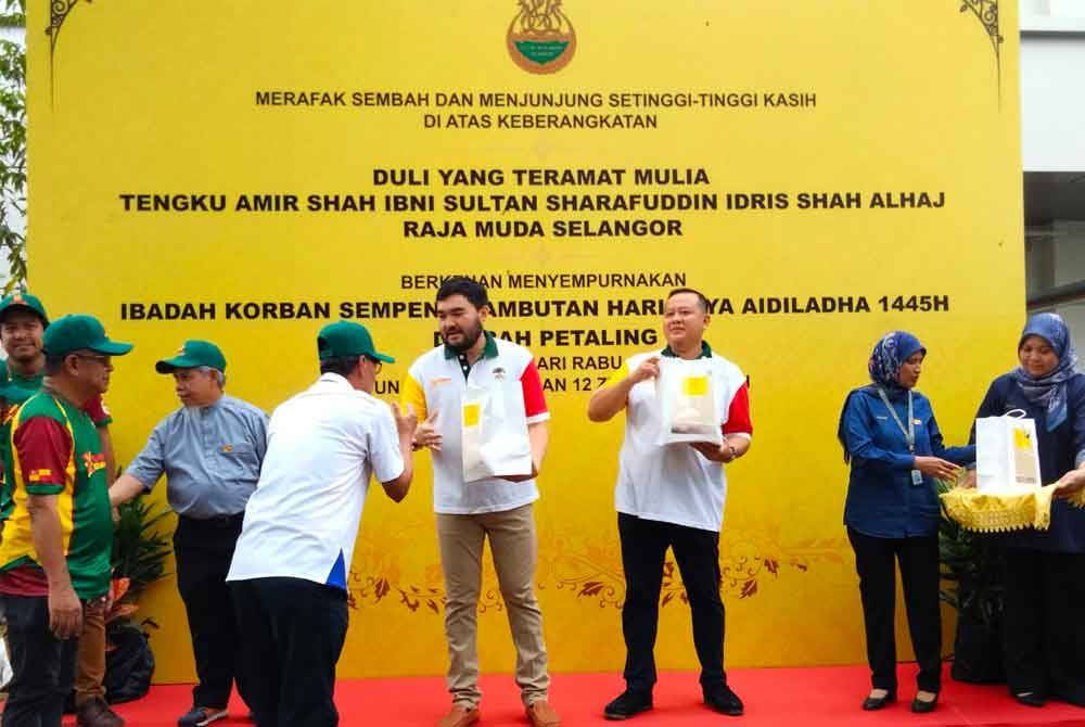 Tengku Amir Shah turut berkenan menyampaikan daging korban sempena Program Gagasan Rumpun Selangor Daerah Petaling
