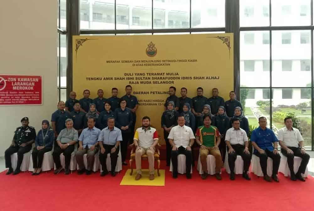 Tengku Amir Shah berkenan bergambar bersama warga kerja Pejabat Daerah dan Tanah Petaling