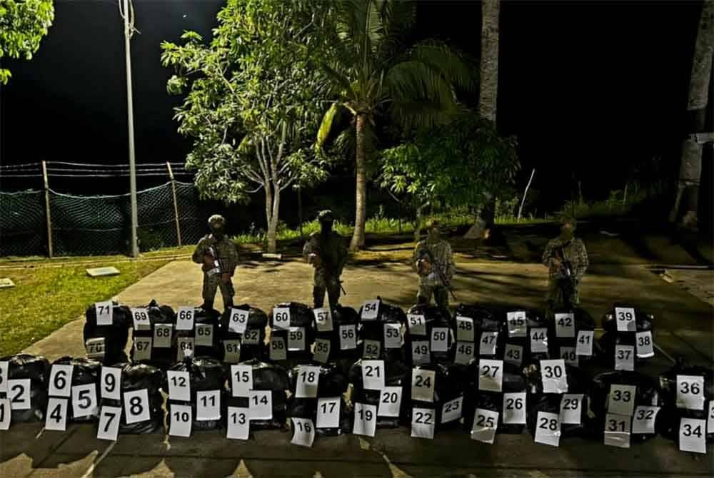 Bungkusan mengandungi daun ketum ditemui dalam sebuah kenderaan pacuan empat roda di kawasan hutan berdekatan sempadan Malaysia-Thailand.