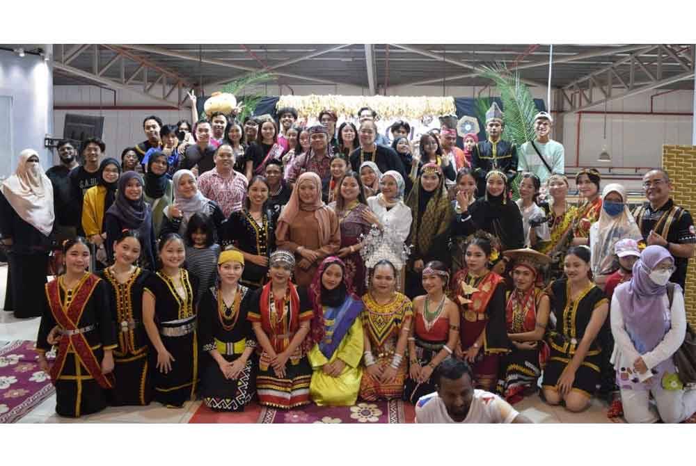 Ahli Jawatankuasa penganjur dan sebahagian pengunjung bergambar pada program Harvest Gala KPJU Nilai di Kipmall Kota Warisan, Sepang.