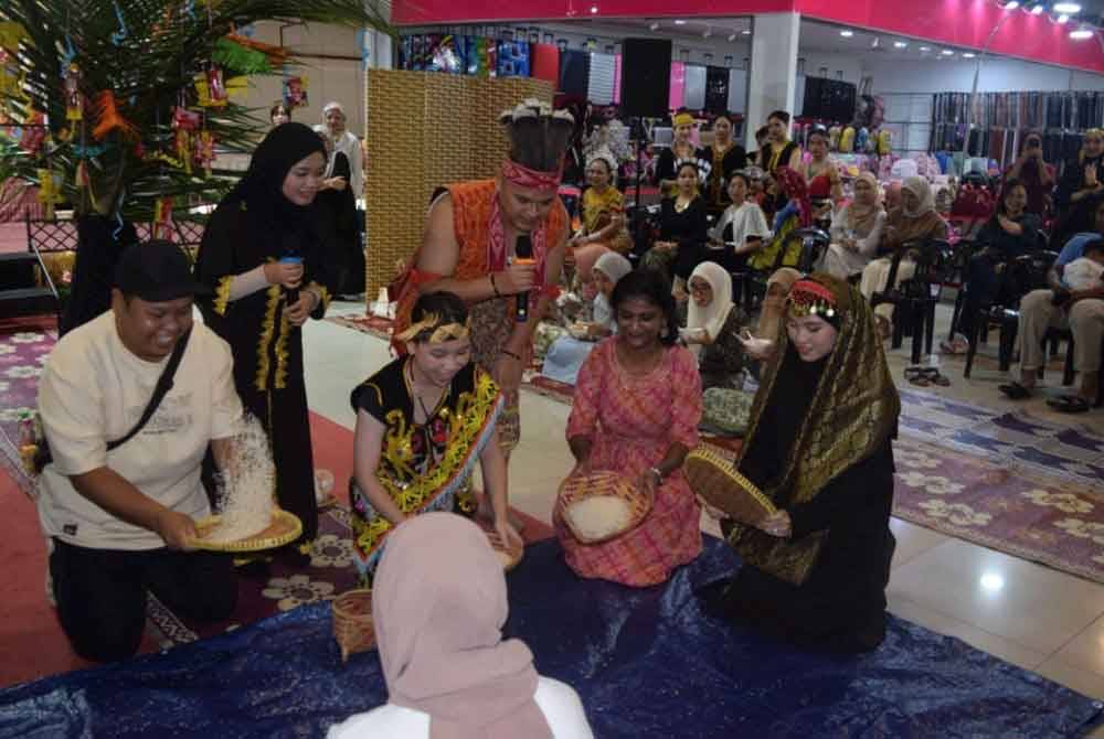 Permainan menampi beras bersama pengunjung.