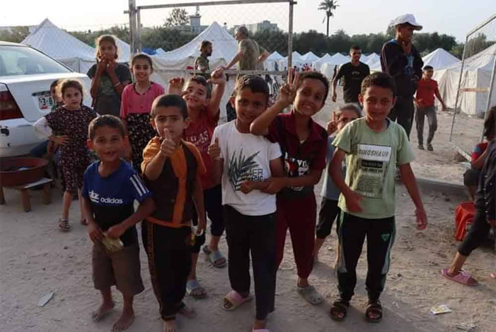 Kanak-kanak di Friendship Shelter Camp 2, Gaza memerlukan pendidikan asas selepas tidak lagi dapat pergi ke sekolah.