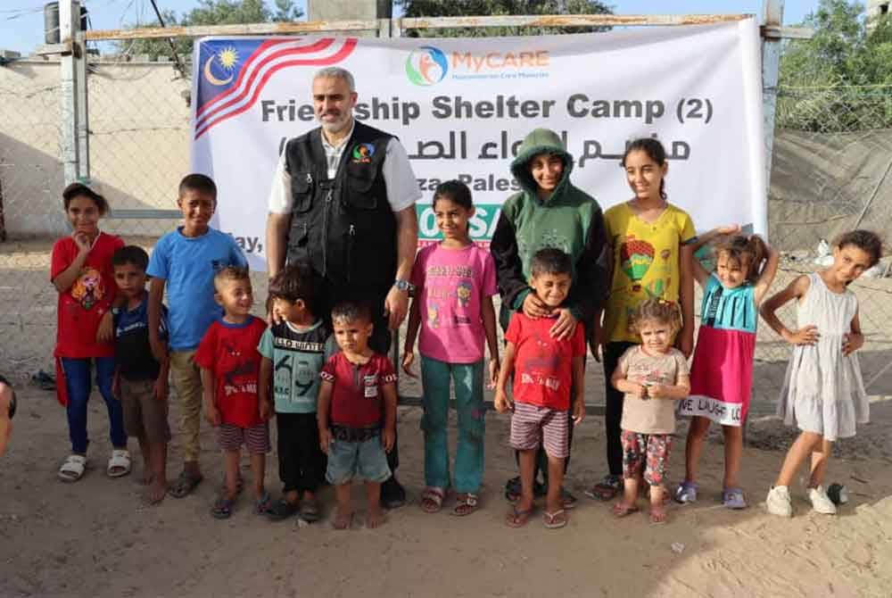 Dr Ziad bersama kanak-kanak yang menghuni Friendship Shelter Camp 2 di Gaza.