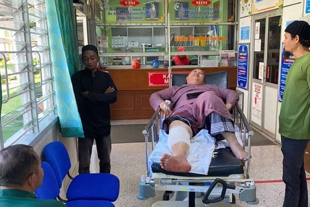 Mohamad Yusuf ketika dikejarkan ke hospital selepas cedera pada betis kanan terkena pisau sembih.