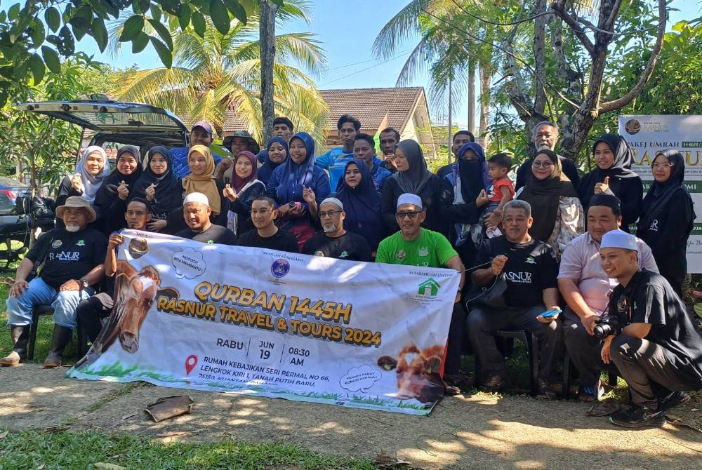 Abdul Ghani (tengah) bersama wakil rumah kebajikan dan penduduk setempat yang terlibat dalam program ibadah korban pada Rabu.