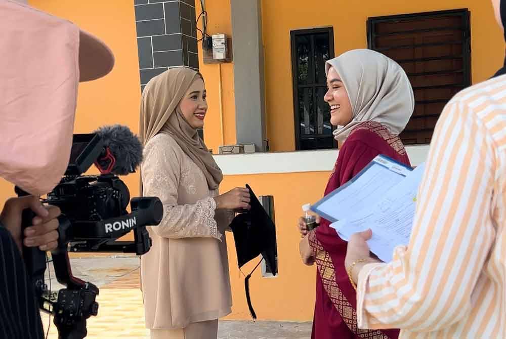 Mila turut membintangi sendiri karya terbitannya bersama ahli keluarga iaitu ibu (Reena Haron), bapanya (Jirin), adik (Effa Jirin) serta anak buah beliau (Suffiya).