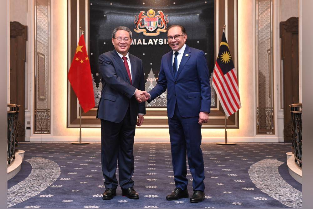 Anwar (kanan) dan Qiang turut senada dalam komitmen untuk terus memperkukuh hubungan persahabatan yang terjalin erat antara kedua-dua negara, berlandaskan nilai-nilai yang dikongsi bersama di bawah konsep Madani dan 'Komuniti Masa Depan Bersama.’ . Foto Bernama