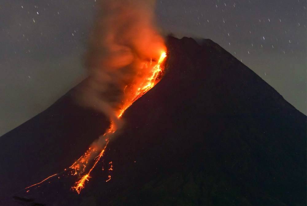 Gunung Merapi memuntahkan lava dan aliran piroklastik sehingga 1.5 kilometer dari puncak. Foto AFP