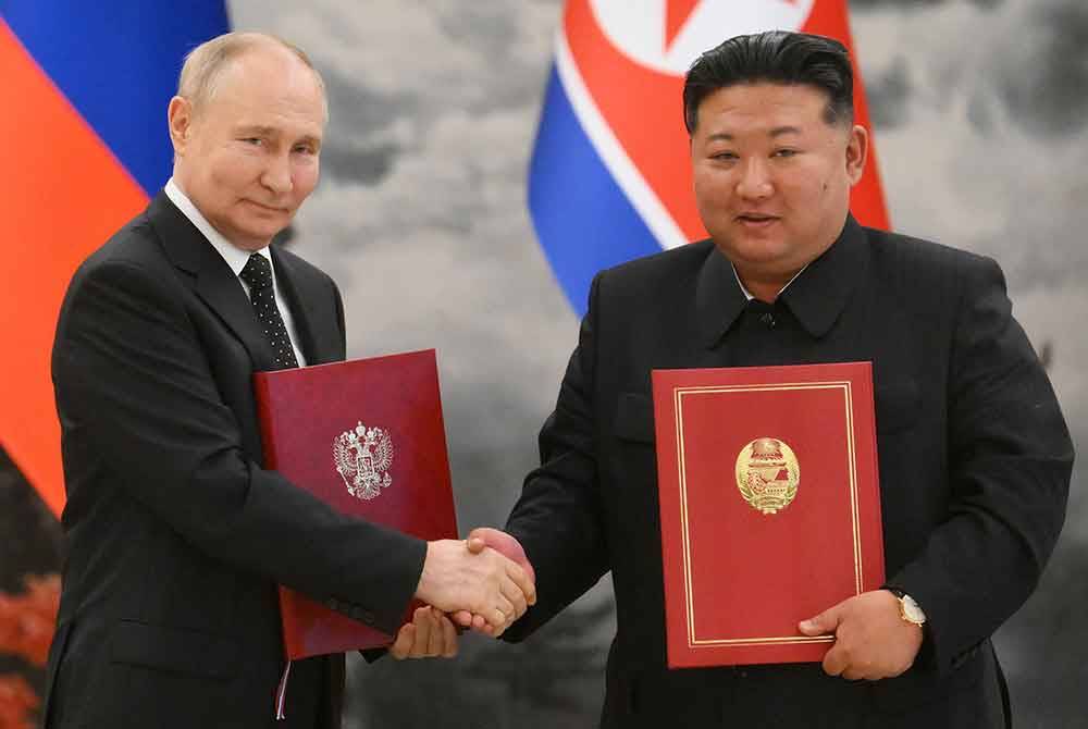 Hubungan Putin (kiri) dan Jong-un semakin erat malah pemimpin Pyongyang itu menggelar beliau sebagai 'sahabat disayangi rakyat Korea'. - Foto AFP