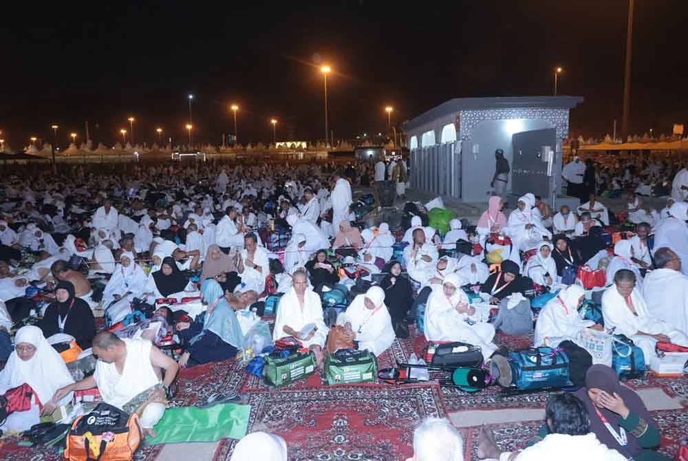 Keadaan jemaah haji Malaysia ketika bermalam di Muzdalifah.