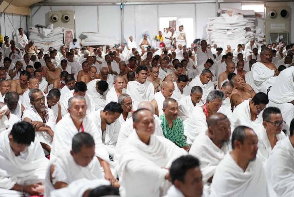 Jemaah haji Maktab 80 ketika mendengar khutbah Arafah yang disampaikan oleh Menteri di Jabatan Perdana Menteri (Hal Ehwal Agama), Datuk Dr Mohd Na'im Mokhtar.