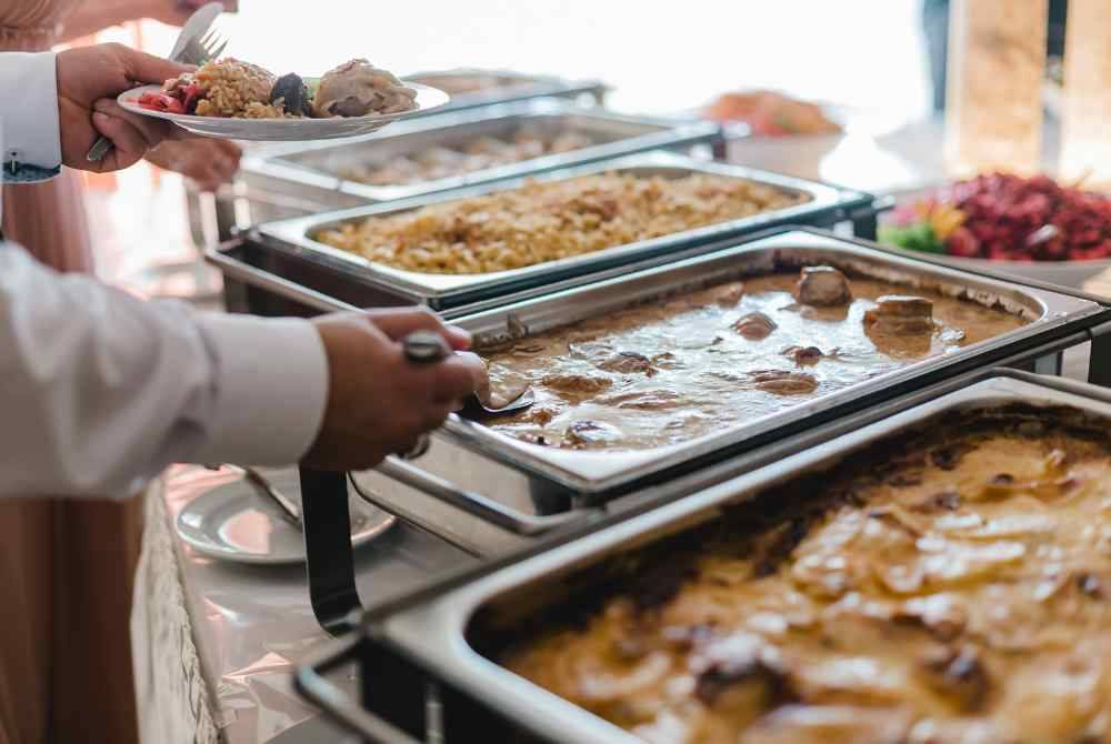 SEKIRANYA daging daripada hasil korban sunat itu dimasak, kemudian dijamu sebagai salah satu hidangan dalam majlis kenduri atau menjadi bekal untuk dijamu bersama rakan sekerja di pejabat yang terdiri daripada orang bukan Islam yang terkenal dengan sifat baik dan ramahnya terhadap masyarakat Islam, maka dibolehkan memberi makan daging itu kepada kafir zimmi yang miskin. -Gambar hiasan/ Foto: Canva