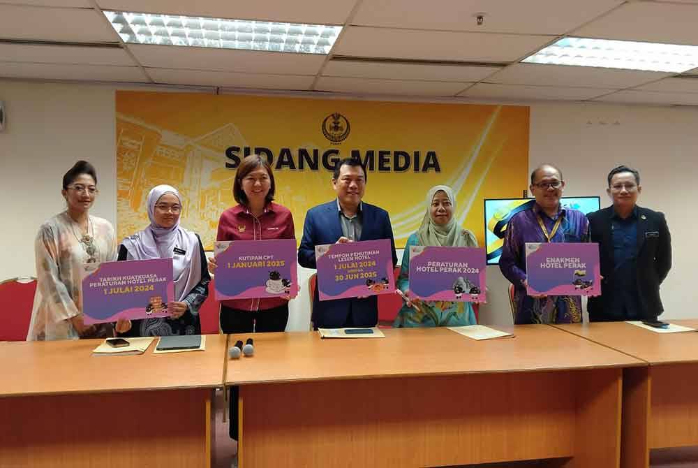 Sandrea (tiga dari kiri) bersama Sze Yee (tengah) dan pegawai berkaitan yang hadir sempena sidang akhbar di Bangunan Perak Darul Ridzuan di sini pada Khamis