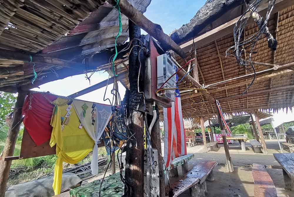 Keadaan suis utama gerai yang terbakar dipercayai akibat disambar kilat