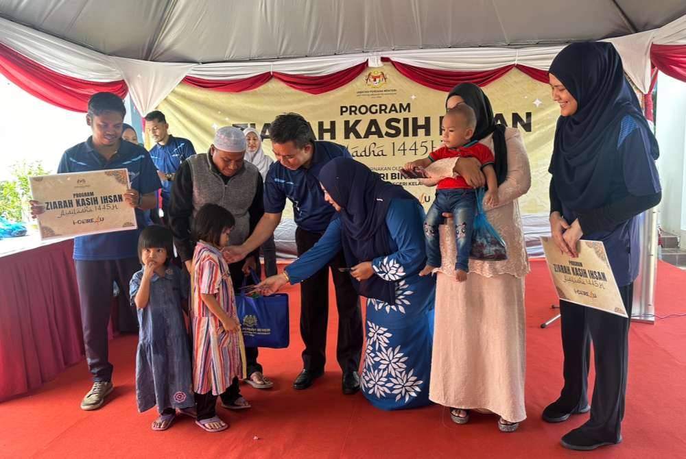 Jasri (tiga dari kiri) turut menyampaikan sumbangan kepada anak-anak asnaf yang hadir.