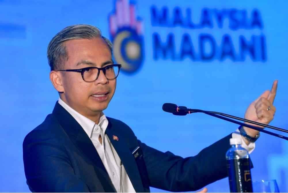 Fahmi menyampaikan ucapan pada Majlis Peluncuran MCMC Microsoft AI Teach: Skills for AI-enabled Economy dan Majlis Pertukaran Memorandum Persefahaman antara MCMC dan Microsoft Malaysia, pada Khamis. Foto Bernama
