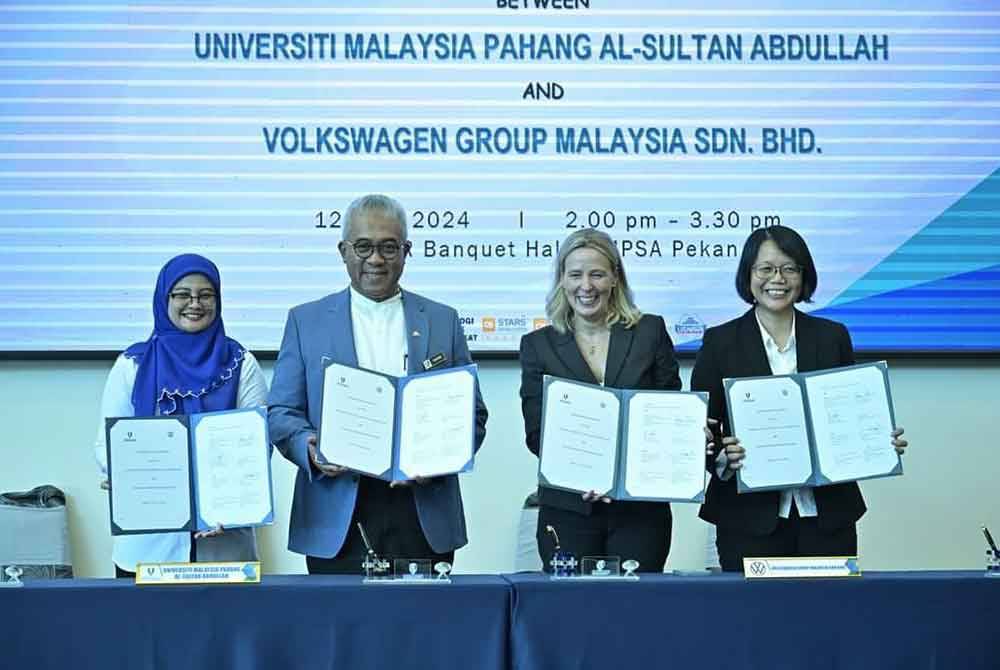 Dr Yuserrie dan Dr Mimi Sakinah (kiri) menunjukkan MoA yang ditandatangani bersama pihak VGM diwakili Dr Susanne Lehmann (dua dari kanan) dan Nor Hayati.