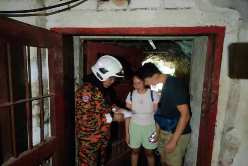 Dua pelancong terperangkap hampir 30 minit dalam sebuah tokong gua di Ipoh pada Khamis ditemui dalam keadaan selamat tanpa sebarang kecederaan. Foto: Bomba Perak