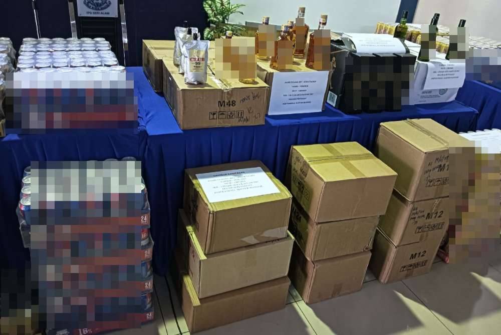 Antara minuman keras tidak bercukai yang dirampas dalam serbuan di sebuah rumah di Taman Air Biru, Pasir Gudang pada Rabu.