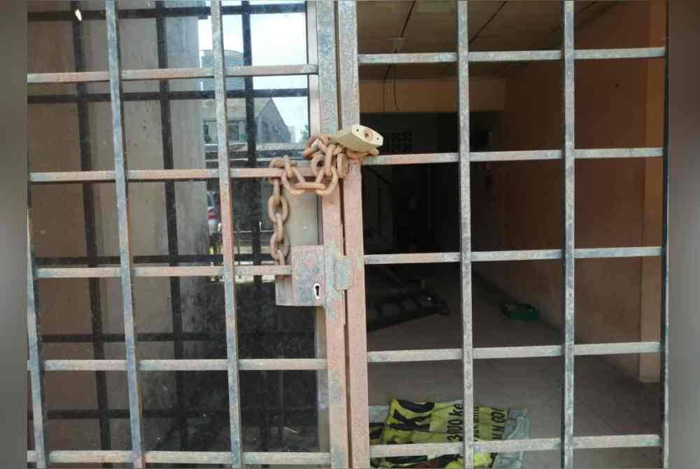 Antara rumah penduduk yang telah dikunci.