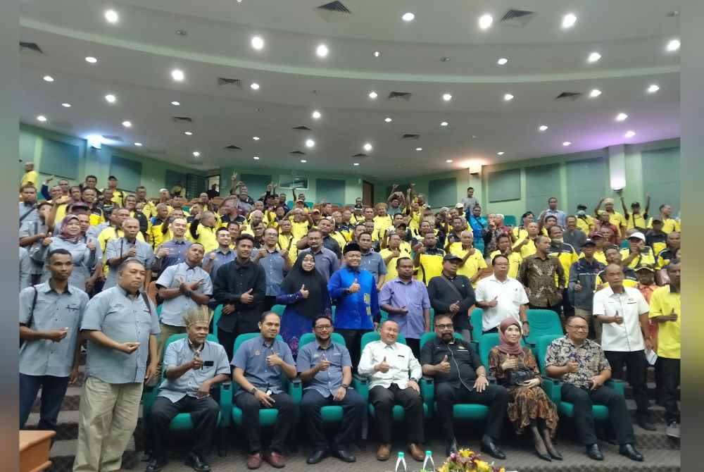 Ramli (duduk, tiga dari kanan) bersama tok-tok batin yang hadir ke Majlis Perasmian Perhimpunan Perdana Batin dan Jawatankuasa Pembangunan Keselamatan Kampung Orang Asli peringkat Jabatan Kemajuan Orang Asli Negeri Perak dan Kedah Tahun 2024 di Dewan Utama Institut Tadbiran Islam Perak di sini pada Khamis.