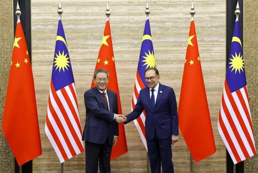 Anwar bersama Li Qiang ketika hadir menyaksikan pertukaran memorandum persefahaman antara Malaysia dan China di bangunan Perdana Putra. Foto Bernama