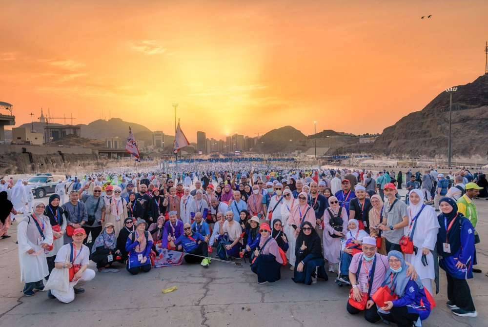 Jemaah haji negara ini bergambar selepas selesai menyempurnakan ibadah melontar jamrah pada waktu petang.