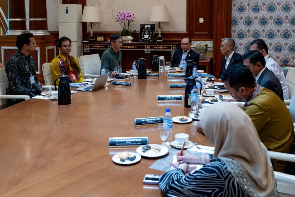 Perdana Menteri, Datuk Seri Anwar Ibrahim pada Khamis menerima kunjungan hormat daripada pengasas bersama dan ketua pegawai eksekutif Phison Electronics Corporation, Datuk Pua Khein Seng. Foto Facebook Anwar Ibrahim