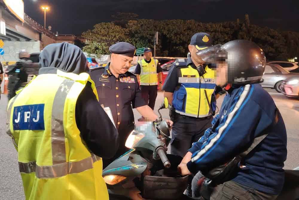Antara penunggang motosikal yang diperiksa semasa Op HRAA 2024 diJPJ Selangor melaksanakan Ops HRAA 2024 di Plaza Tol Petaling Jaya Selatan 5, pada Khamis.