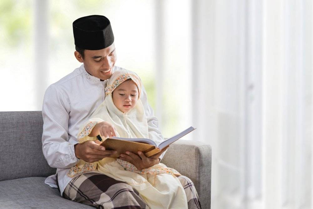 DIDIKAN agama kepada anak-anak sejak kecil perlu dititikberatkan agar mereka membesar dengan panduan yang benar. Foto CANVA