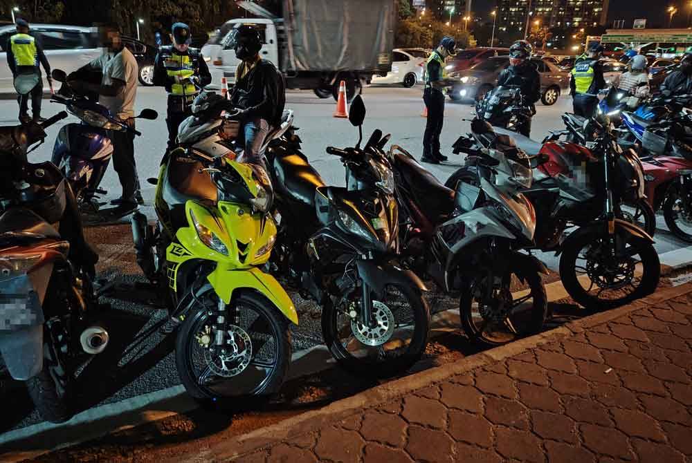 Antara motosikal yang disita JPJ semasa Op HRAA 20224 di Plaza Tol Petaling Jaya Selatan 5, pada Khamis.