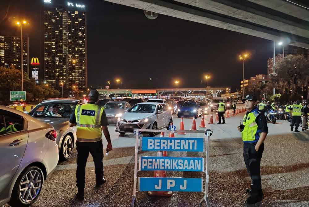 JPJ Selangor dengan kerjasama PDRM melaksanakan Op HRAA 2024 di Plaza Tol Petaling Jaya Selatan 5, pada Khamis.