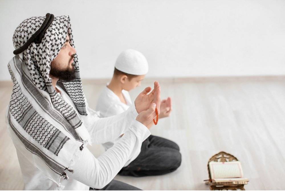 
MELALUI bimbingan bapalah, isteri dan anak-anak dapat diajar dan dibentuk supaya sentiasa disuburkan perasaan untuk taat kepada ALLAH. Foto CANVA