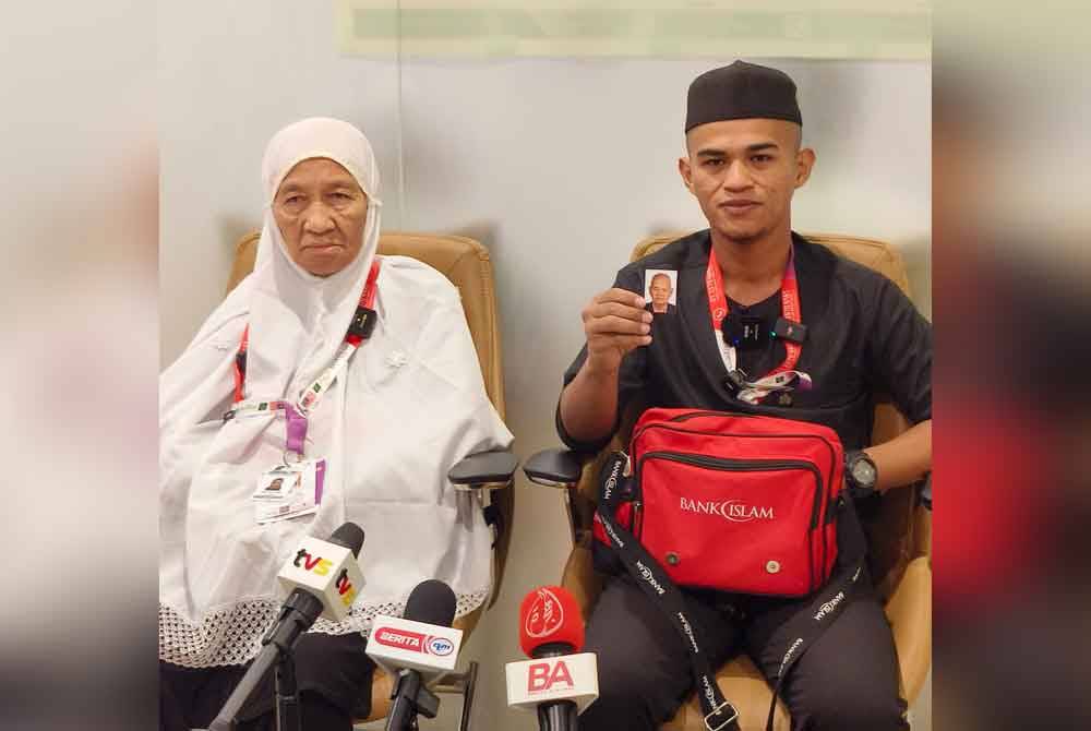 Fazrihin (kanan) menunjukkan gambar bapanya Allahyarham Bawi. Foto Bernama