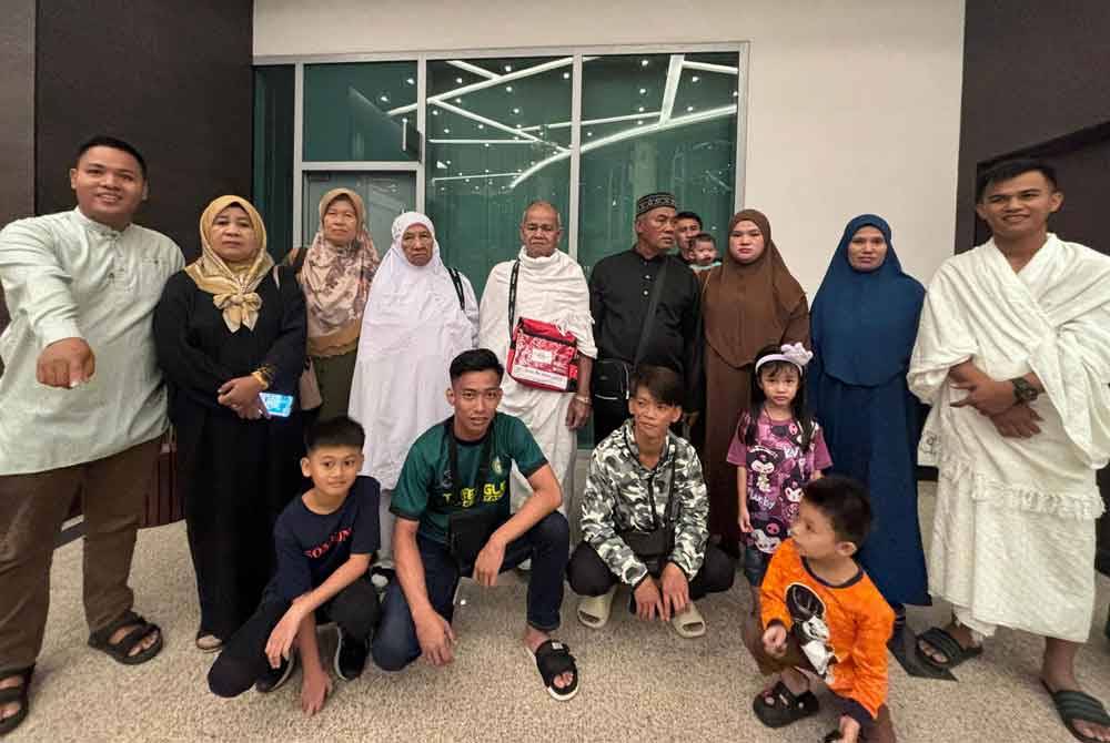 Gambar kenangan terakhir Allahyarham Bawi (tengah) bersama ahli keluarga sebelum berangkat menunaikan haji pada tahun ini. - Foto Bernama