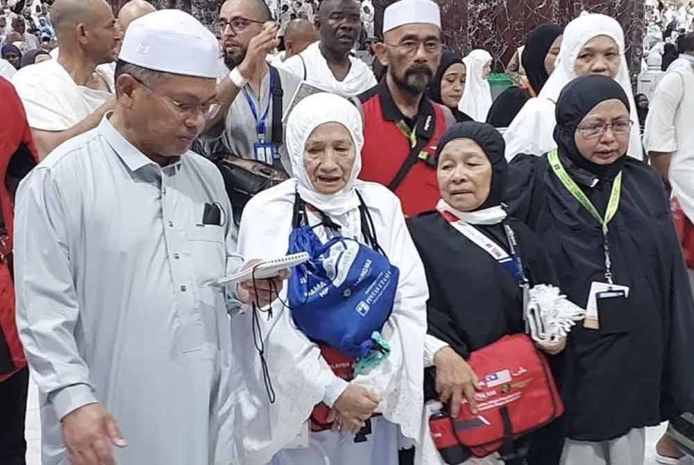 Mohd Na'im (kiri) bersama isteri, Nik Roslini (kanan) sama-sama melaksanakan ibadah saie di Bukit Safa dan Marwah dengan dua jemaah wanita daripada Malaysia (tengah) yang terpisah daripada kumpulannya. Foto Facebook Dato' Setia Dr. Naim