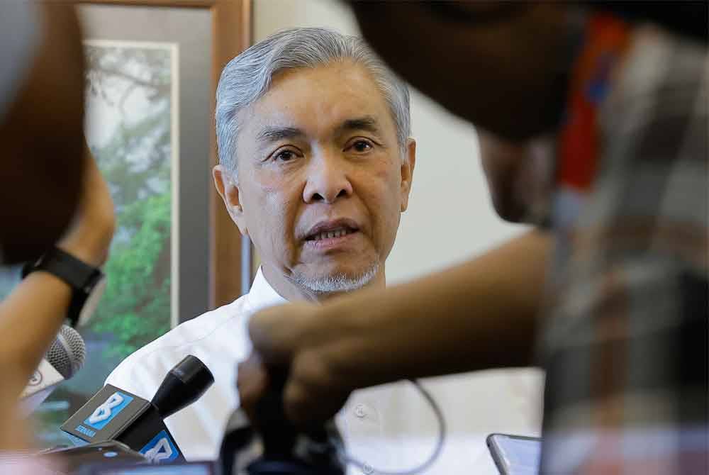 Timbalan Perdana Menteri, Datuk Seri Dr Ahmad Zahid Hamidi bercakap kepada pemberita ketika ditanya mengenai Pilihan Raya Kecil (PRK) Dewan Undangan Negeri (DUN) N.20 Sungai Bakap di pejabatnya pada Jumaat. Foto Bernama