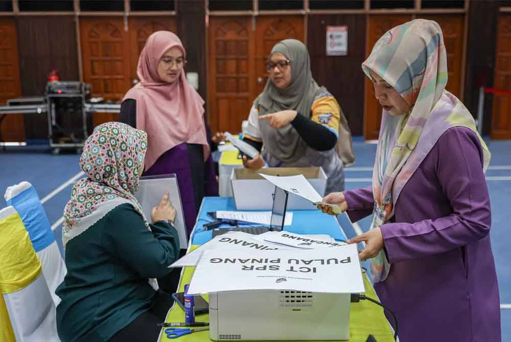 Persiapan menjelang hari penamaan calon PRK DUN Sungai Bakap esok. Foto Bernama