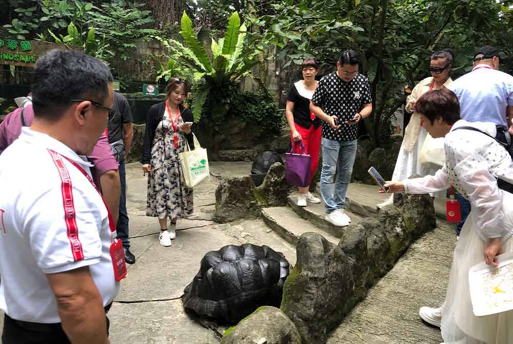 Pelancong berpeluang bergambar secara lebih dekat dan memberi makan kepada haiwan di sini.