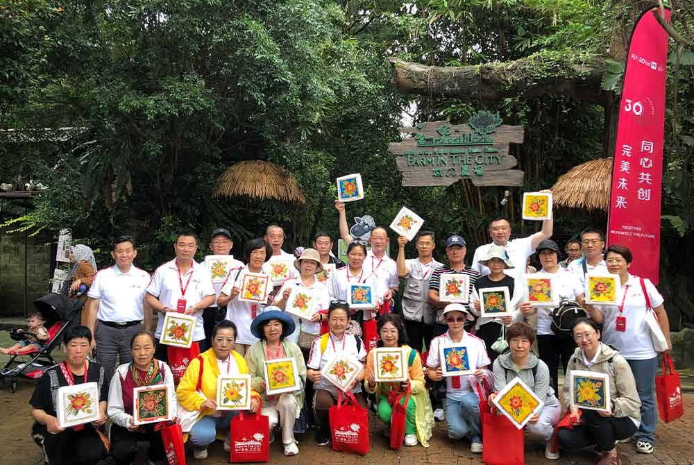 Antara pelancong dari China yang hadir pada Jumaat.