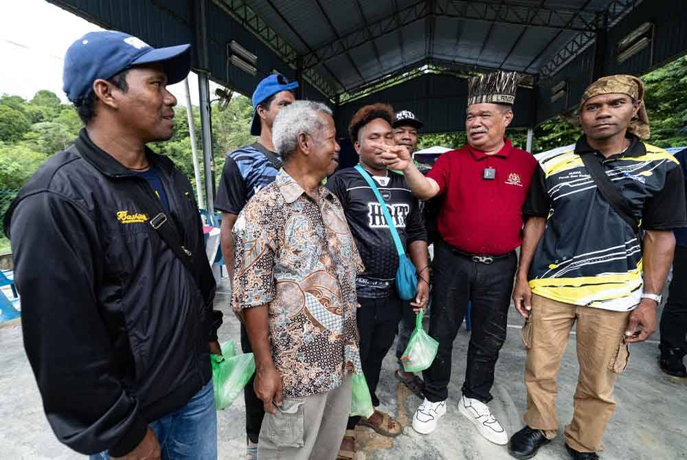 Mohamad (dua dari kanan) beramah mesra bersama masyarakat Orang Asli sempena Program Walkabout di Dewan Terbuka Kampung Sungai Raba di sini pada Jumaat. Foto Bernama