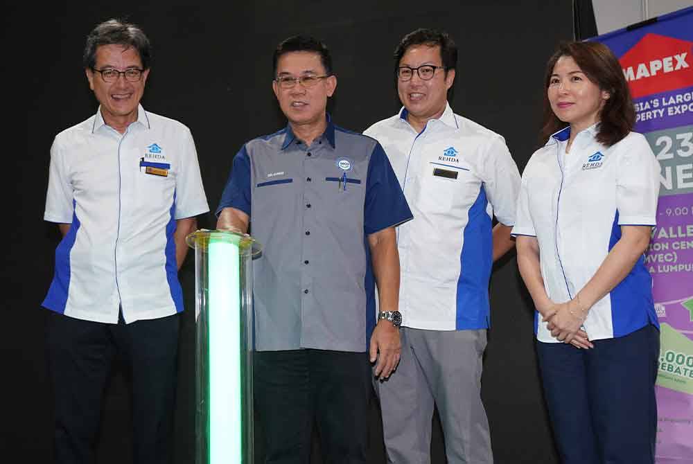 Thoo Kim (tengah) bersama NK Tong (kiri) dan Kin Meng (dua dari kanan) merasmikan Pameran Ekspo Hartanah Malaysia (MAPEX) 2024 yang diadakan pada Jumaat.
