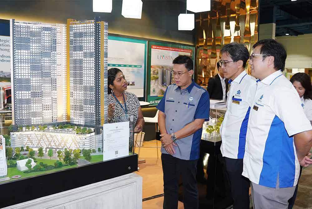 Thoo Kim bersama NK Tong dan Kin Meng melawat dan melihat pameran hartanah selepas selesai merasmikan Pameran Ekspo Hartanah Malaysia (MAPEX) 2024 yang diadakan pada Jumaat.