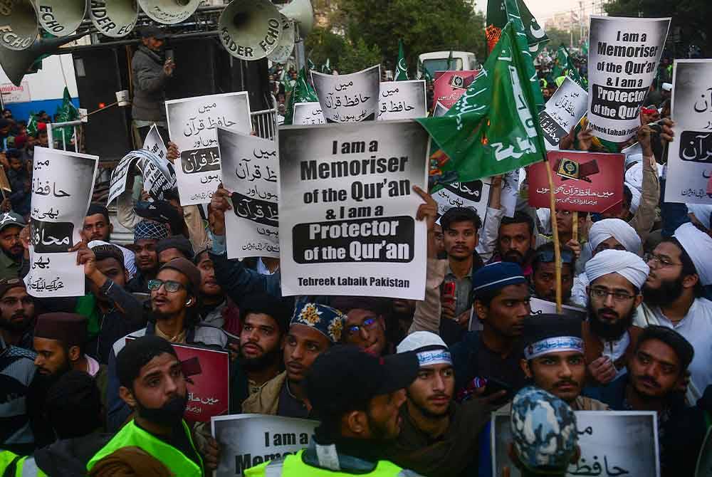 Aktivis Pakistan mengadakan tunjuk perasaan semasa insiden mencemar al-Quran di Sweden. - AFP