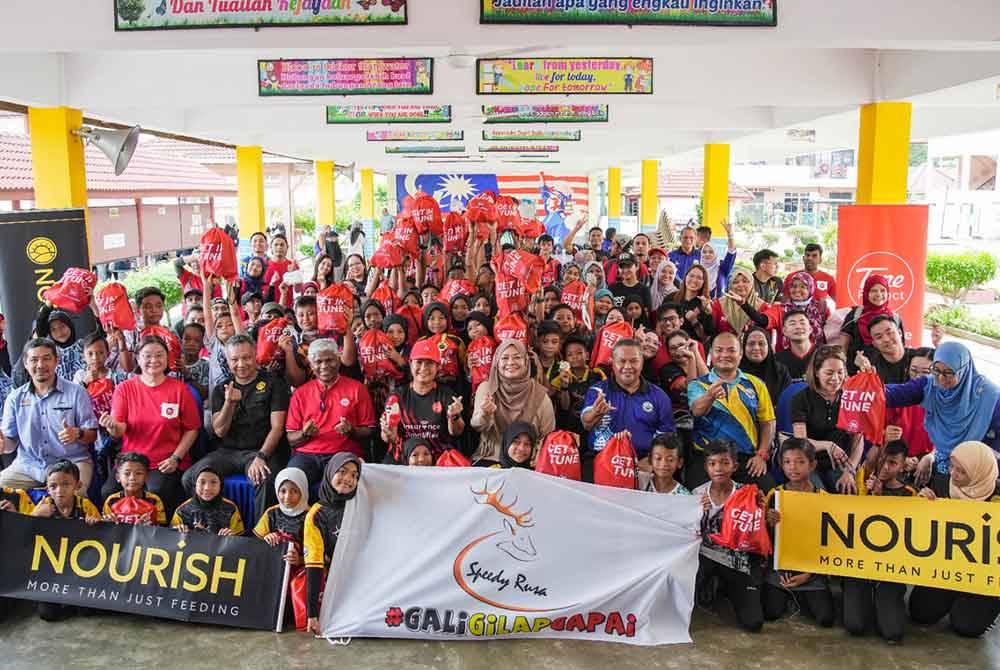 Sukarelawan Tune Protect dan Nourish Malaysia bersama pelajar Sekolah Kebangsaan Kampung Baru Si Rusa.