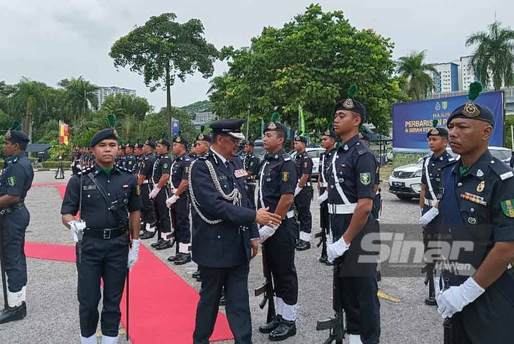 Zulkifli meluangkan masa memeriksa perbarisan dan beramah mesra bersama anggota pada majlis perbarisan persaraan dan serah terima tugas Komander Briged Tengah PGA serta pemakaian pangkat pegawai kanan polis di Ibu Pejabat Briged Tengah PGA, Kuala Lumpur pada Jumaat.
Foto: HISYAMUDDIN AYUB.