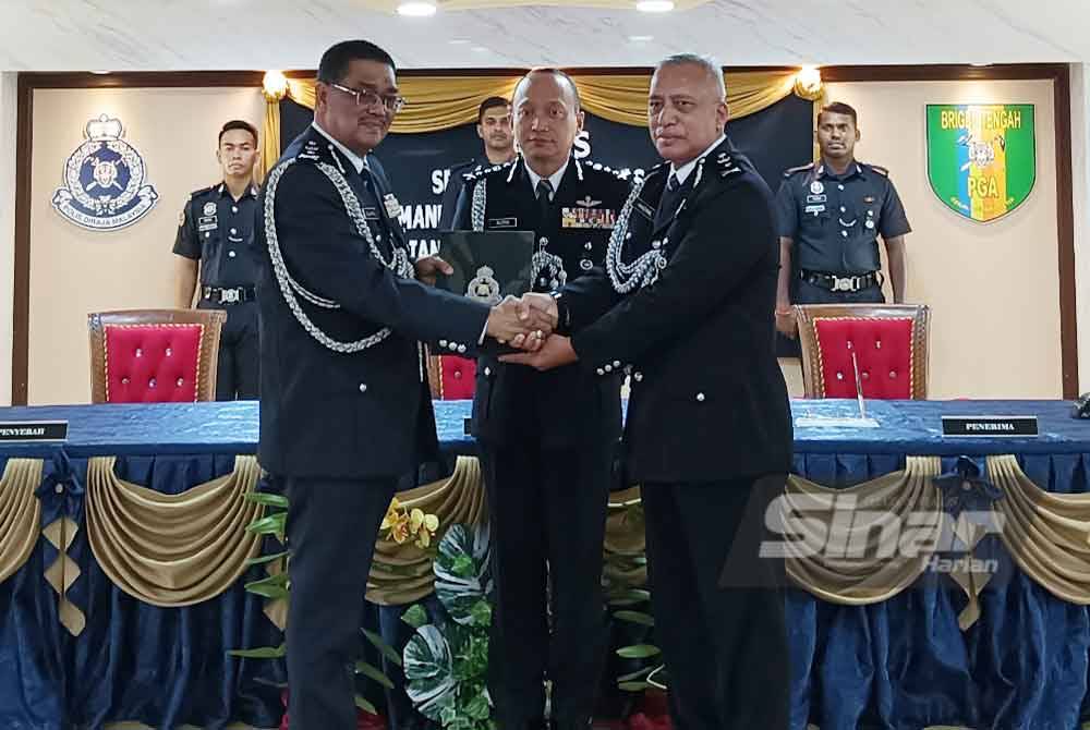 Mohamad Suzrin (tengah) menyaksikan penyerahan tugas antara Zulkifli (kiri) kepada Hakemal pada majlis perbarisan persaraan dan serah terima tugas Komander Briged Tengah PGA serta pemakaian pangkat pegawai kanan polis di Ibu Pejabat Briged Tengah PGA, Kuala Lumpur pada Jumaat.
Foto: HISYAMUDDIN AYUB.