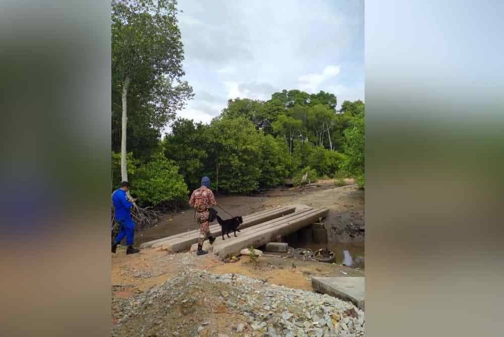 Khidmat Unit Anjing Pengesan (K9) turut digunakan bagi membantu mencari mangsa hilang. Foto Bomba Perak