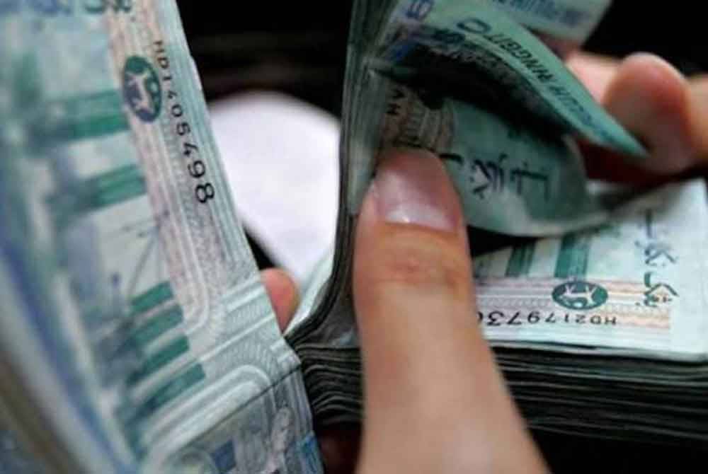 Pada 6 petang, ringgit susut kepada 4.7110/7145 berbanding dolar AS daripada 4.7080/7110 ketika ditutup semalam. Foto hiasan